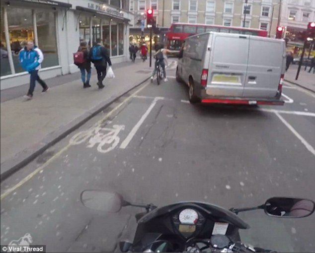 Τη ρώτησε αν έχει περίοδο και το πλήρωσε ακριβά -Το καμάκι στον δρόμο κατέληξε σε ξήλωμα του καθρέφτη [εικόνες & βίντεο] | iefimerida.gr 0