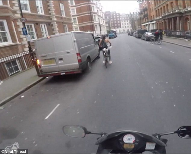 Τη ρώτησε αν έχει περίοδο και το πλήρωσε ακριβά -Το καμάκι στον δρόμο κατέληξε σε ξήλωμα του καθρέφτη [εικόνες & βίντεο] | iefimerida.gr 2