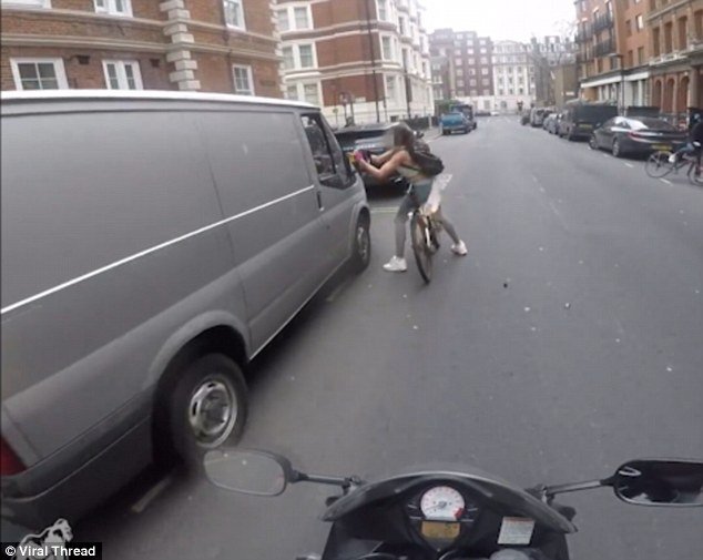 Τη ρώτησε αν έχει περίοδο και το πλήρωσε ακριβά -Το καμάκι στον δρόμο κατέληξε σε ξήλωμα του καθρέφτη [εικόνες & βίντεο] | iefimerida.gr 3