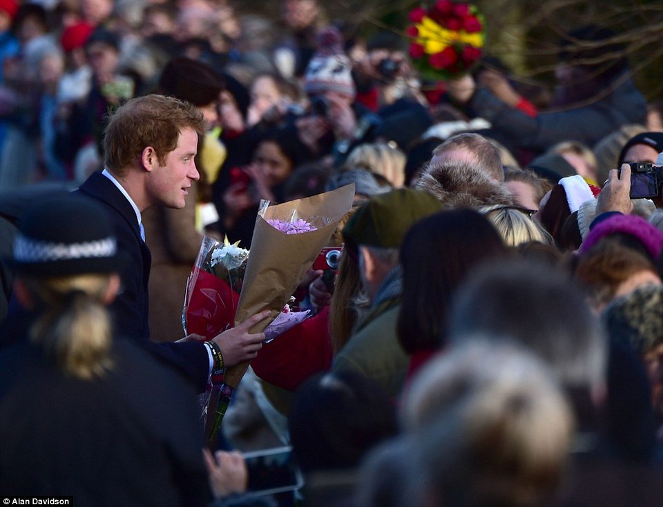 Πού άφησε τον πρίγκιπα Τζορτζ Χριστουγεννιάτικα η Κέιτ; -Η εντυπωσιακή εμφάνιση στην εκκλησία της Μαρίας Μαγδαληνής [εικόνες] | iefimerida.gr 4