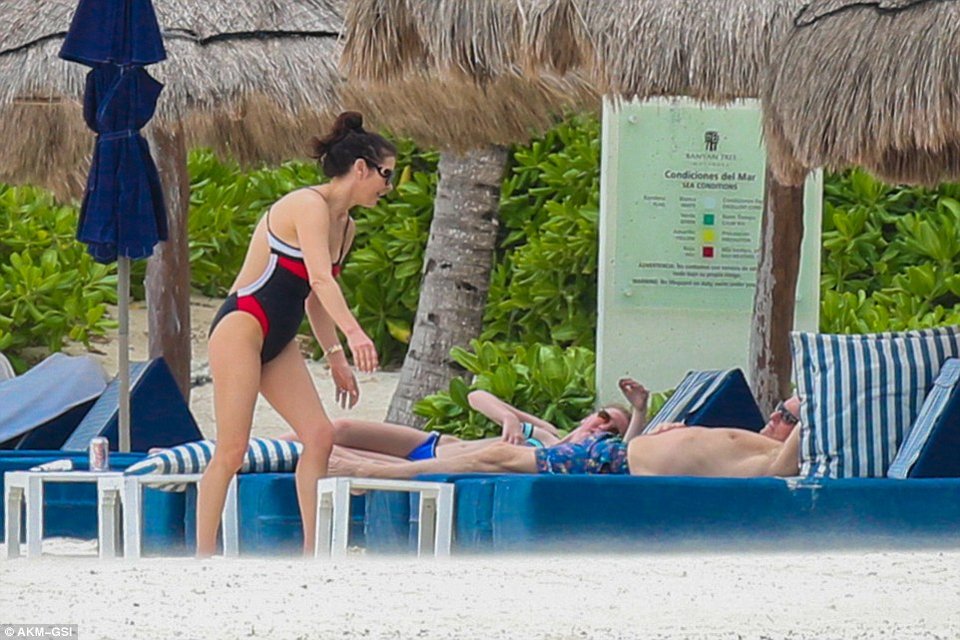 Το αψεγάδιαστο κορμί της Κάθριν Ζέτα Τζόουνς -Με μαγιό στο Μεξικό [εικόνες] | iefimerida.gr 3