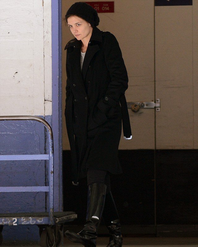 Χλωμή σαν φάντασμα κυκλοφορεί στους δρόμους η Κέιτι Χόλμς [εικόνες] | iefimerida.gr 1