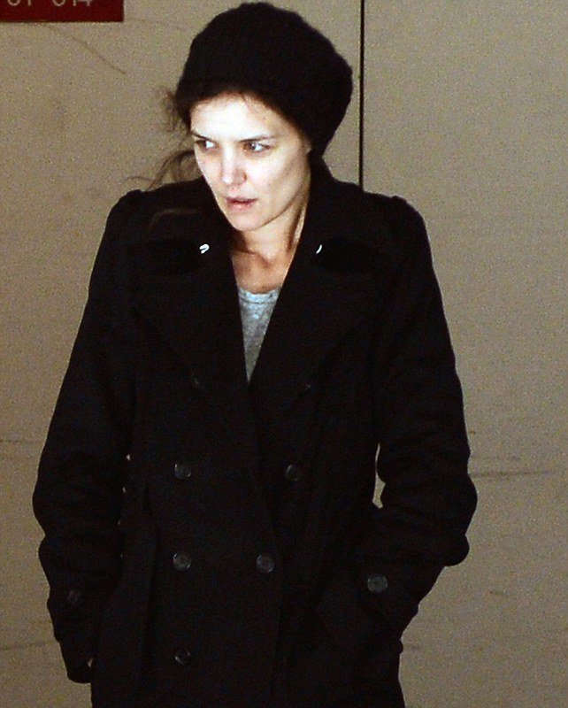 Χλωμή σαν φάντασμα κυκλοφορεί στους δρόμους η Κέιτι Χόλμς [εικόνες] | iefimerida.gr 0