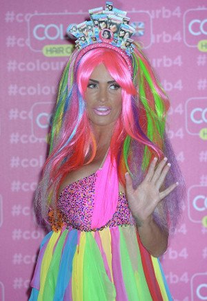 Η πιο κιτς έγκυος -Η Κέιτι Πράις συμπιέζει το πλούσιο μπούστο της με μια αμφίεση για τα καρναβάλια [εικόνες] | iefimerida.gr 0