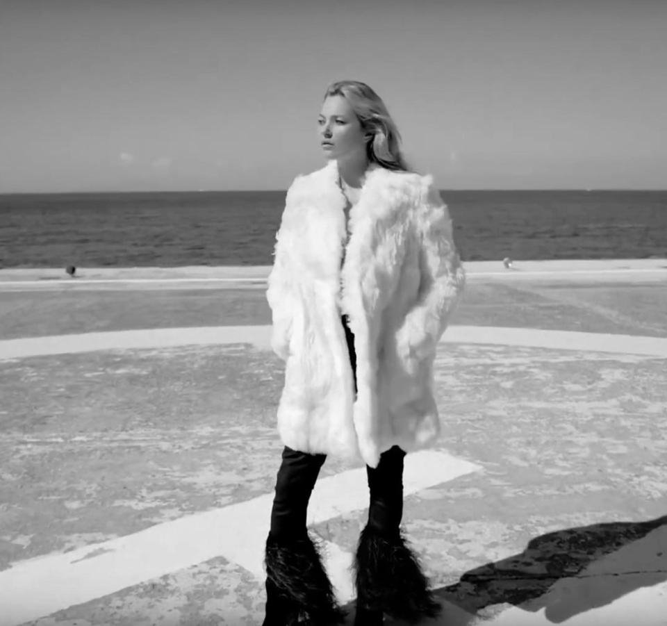 Η Κέιτ Μος ξυπνά φαντασιώσεις- Τόπλες σε ελικόπτερο [εικόνες] | iefimerida.gr 3