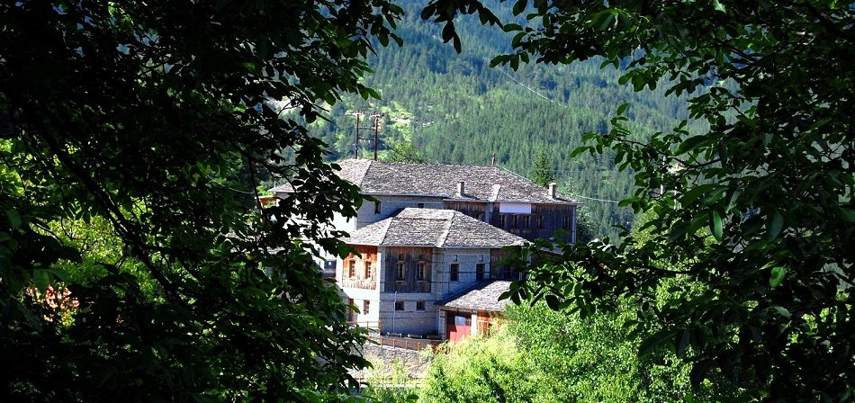 Βρετανός οινολόγος επισκέπτεται τους αμπελώνες του Αβέρωφ στο Μέτσοβο και μαγεύεται [εικόνα] | iefimerida.gr 8