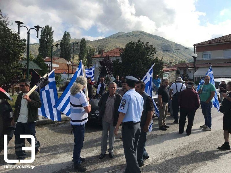Πρέσπες: Με σημαίες και πανό στους δρόμους οι κάτοικοι -Διαμαρτύρονται για τη συμφωνία [εικόνες & βίντεο] | iefimerida.gr 1