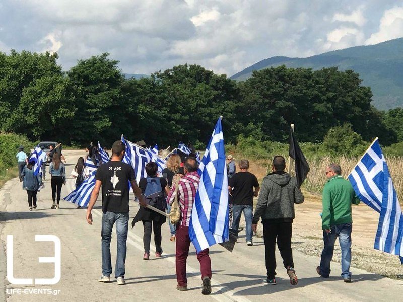 Πρέσπες: Με σημαίες και πανό στους δρόμους οι κάτοικοι -Διαμαρτύρονται για τη συμφωνία [εικόνες & βίντεο] | iefimerida.gr 2