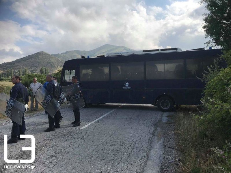 Πρέσπες: Με σημαίες και πανό στους δρόμους οι κάτοικοι -Διαμαρτύρονται για τη συμφωνία [εικόνες & βίντεο] | iefimerida.gr 3