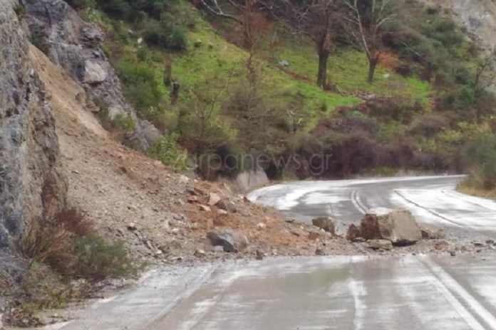 Συνεργεία της περιφέρειας εργάζονται σε όλα τα σημεία για τον καθαρισμό του επαρχιακού δικτύου