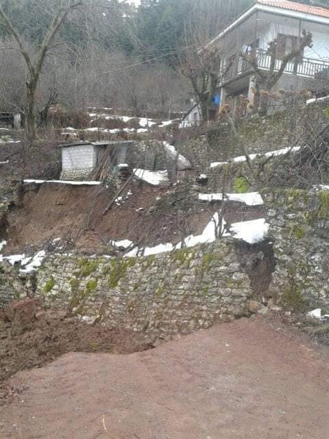 Ναυπακτία: Εκκενώθηκε σπίτι εξαιτίας μεγάλης κατολίσθησης [εικόνες] | iefimerida.gr 0