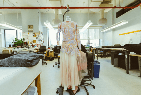 Η Ελληνίδα σχεδιάστρια που μάγεψε την Σάρα Τζέσικα Πάρκερ -Της ανέθεσε να ράψει τα κοστούμια του μπαλέτου της Νέας Υόρκης και το αποτέλεσμα τρέλανε την πόλη [εικόνες] | iefimerida.gr 6