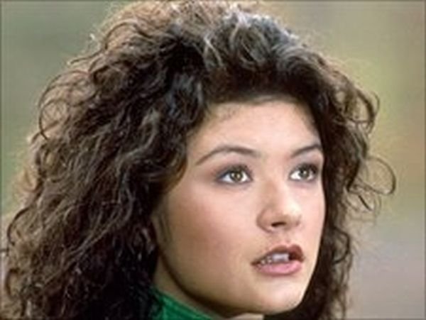 Η Κάθριν Ζέτα Τζόουνς όταν έκανε τα πρώτα της βήματα ως ηθοποιός [εικόνες] | iefimerida.gr 2