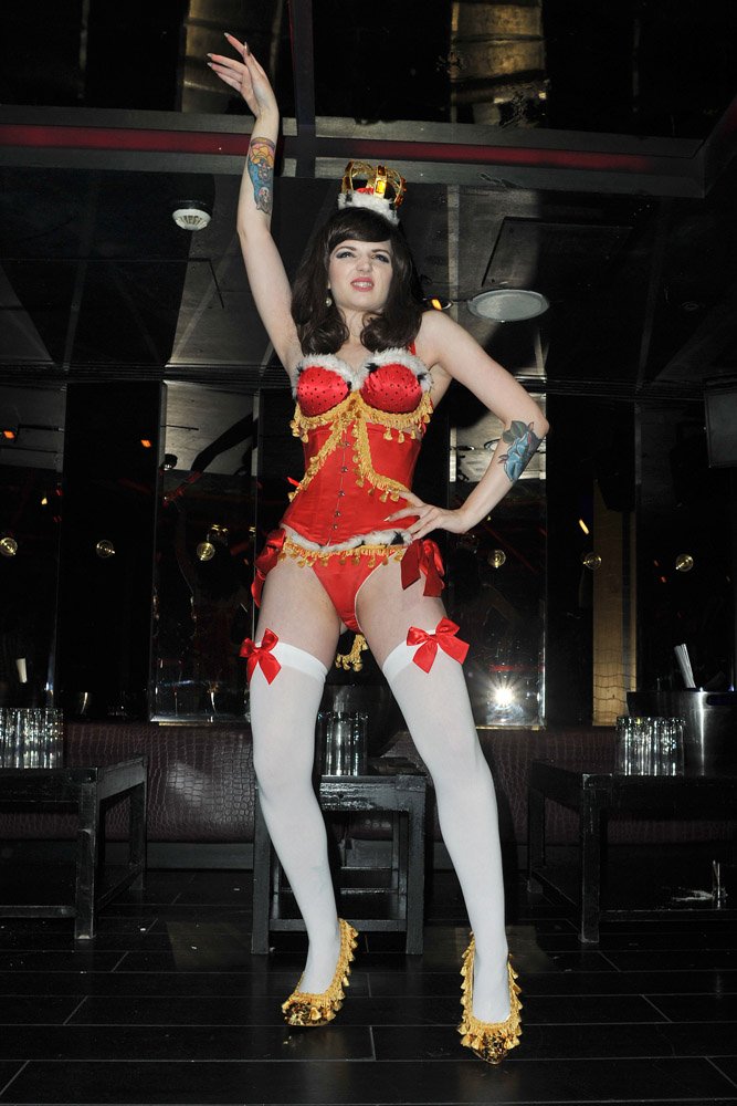 Η στρίπερ ξαδέλφη της Μίντλετον γιορτάζει την βασίλισσα [εικόνες] | iefimerida.gr 1