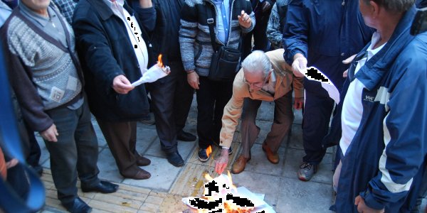 Συνταξιούχοι στην Καβάλα έκαψαν τις επιστολές Κατρούγκαλου [εικόνα]  | iefimerida.gr 0