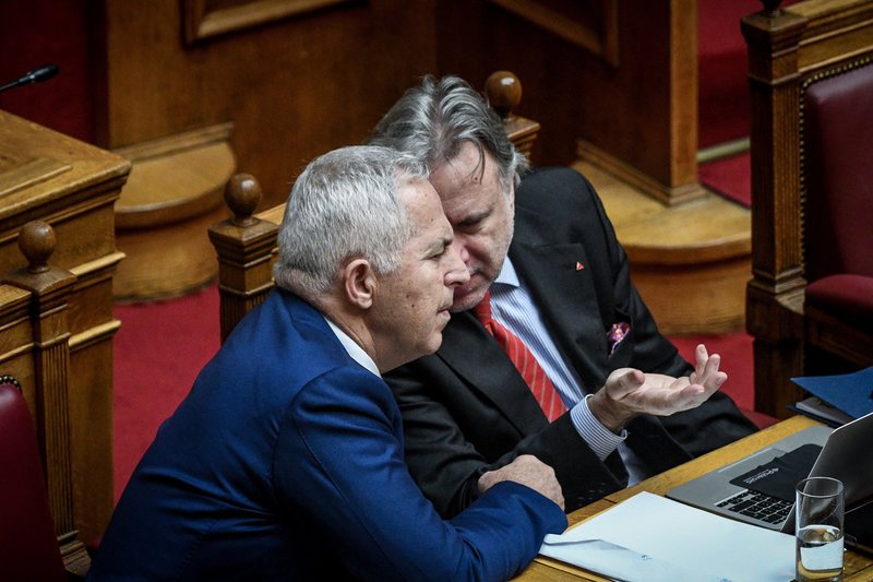 Ο Γιώργος Κατρούγκαλος εξηγεί τις κοινοβουλευτικές διαδικασίες στο νέο υπουργό Αμυνας