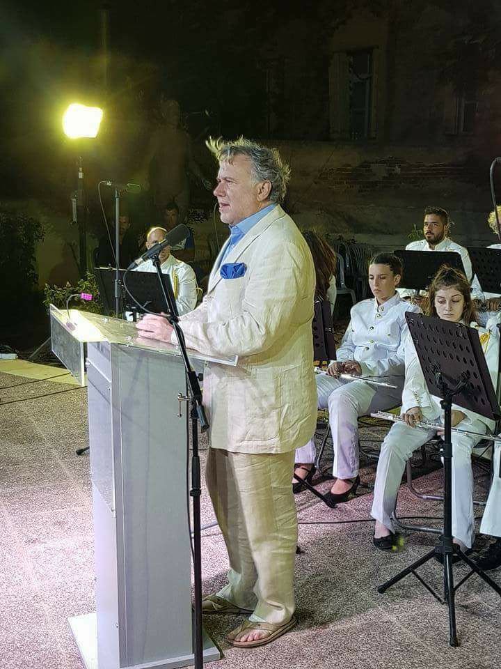 Επική εμφάνιση Κατρούγκαλου: Με κοστούμι, ποσέτ και... σαγιονάρα [εικόνα] | iefimerida.gr 0