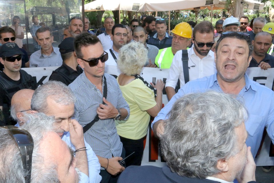 Με συνθήματα και αποδοκιμασίες υποδέχθηκαν τον Κατρούγκαλο στο Ηράκλειο [εικόνες & βίντεο] | iefimerida.gr 0