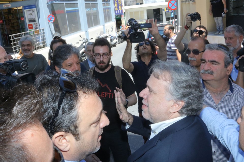 Με συνθήματα και αποδοκιμασίες υποδέχθηκαν τον Κατρούγκαλο στο Ηράκλειο [εικόνες & βίντεο] | iefimerida.gr 1