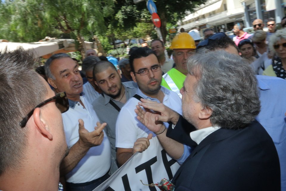 Με συνθήματα και αποδοκιμασίες υποδέχθηκαν τον Κατρούγκαλο στο Ηράκλειο [εικόνες & βίντεο] | iefimerida.gr 2