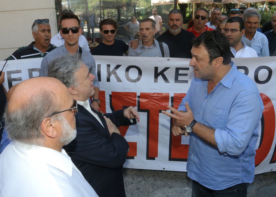 Με συνθήματα και αποδοκιμασίες υποδέχθηκαν τον Κατρούγκαλο στο Ηράκλειο [εικόνες & βίντεο] | iefimerida.gr 3