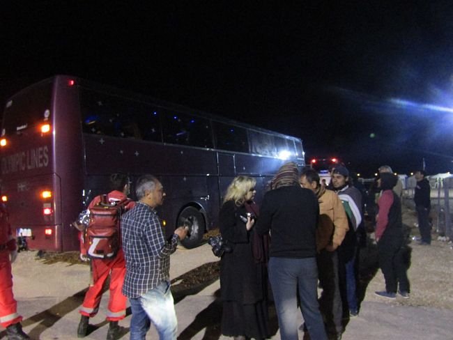 Ιωάννινα: Πέντε ώρες έκαναν να πείσουν τους πρόσφυγες να κατέβουν από τα λεωφορεία [εικόνες] | iefimerida.gr 3