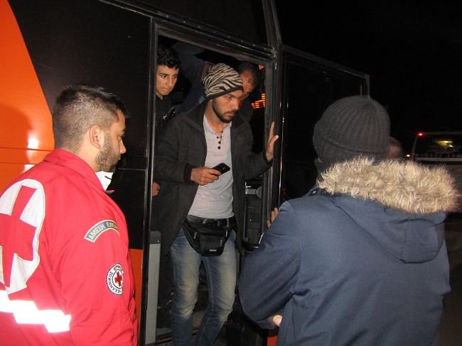 Ιωάννινα: Πέντε ώρες έκαναν να πείσουν τους πρόσφυγες να κατέβουν από τα λεωφορεία [εικόνες] | iefimerida.gr 4