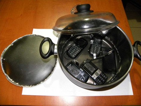 Σε κατσαρόλες με διπλό πάτο προσπάθησαν να περάσουν κινητά στις φυλακές Τρικάλων [εικόνες] | iefimerida.gr 3