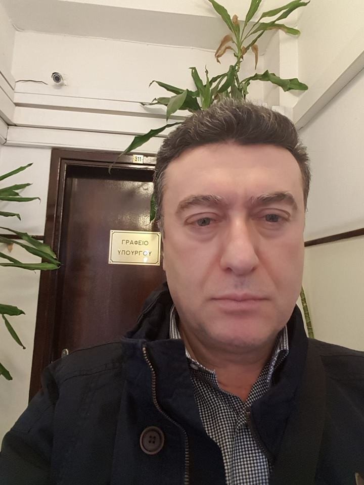 Συνδικαλιστές των Σωμάτων Ασφαλείας κατέλαβαν το γραφείο Χουλιαράκη -Βγάζουν σέλφι και τον περιμένουν  [εικόνες] | iefimerida.gr 2