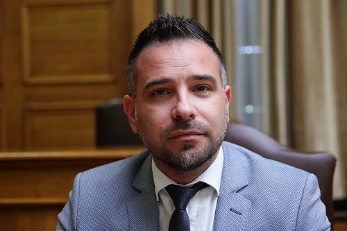 Συνελήφθη στις ΗΠΑ για φοροδιαφυγή και πλαστογραφία ο αδερφός του βουλευτή της Ενωσης Κεντρώων Γιώργου Κατσιαντώνη | iefimerida.gr 0