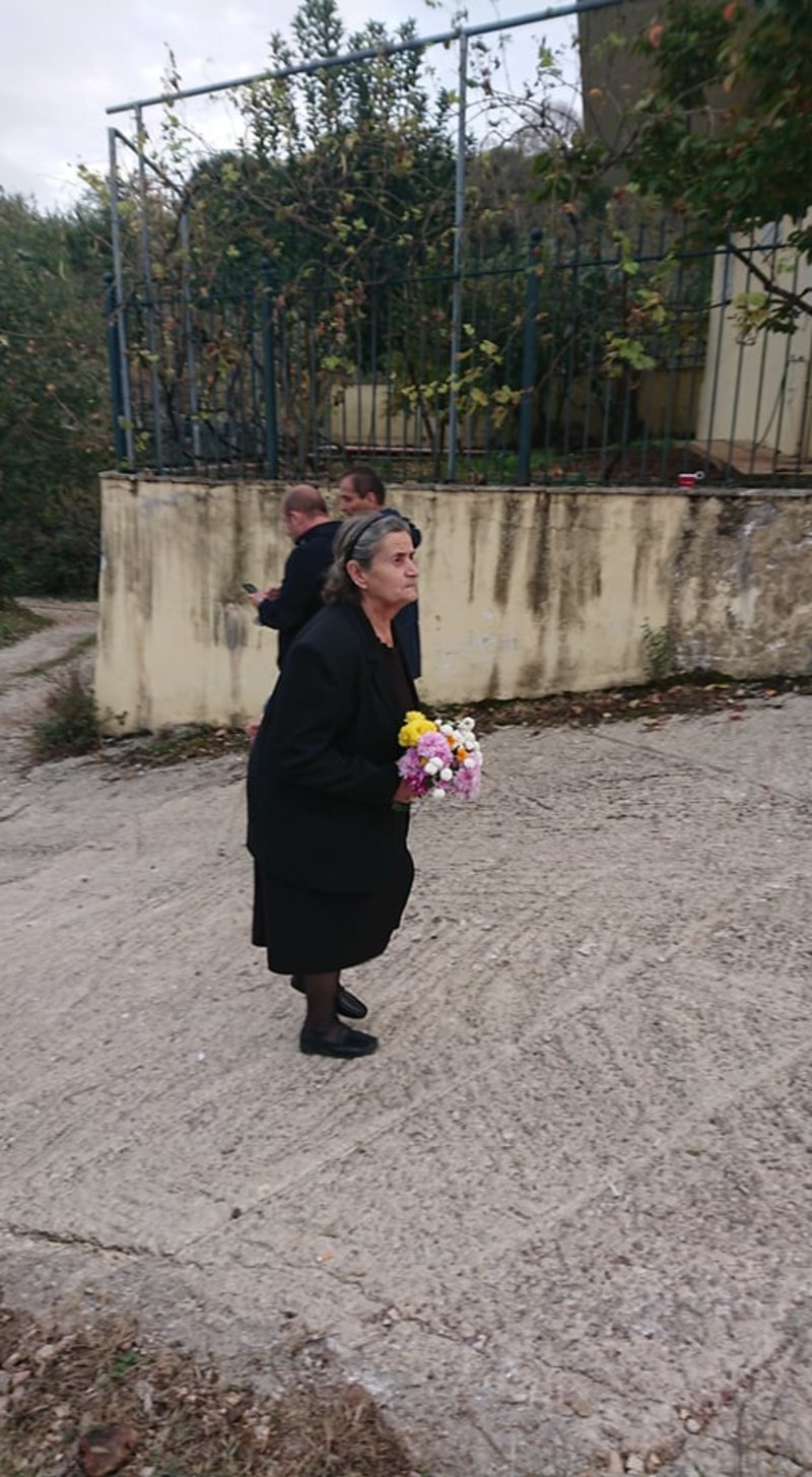 Στους Βουλιαράτες η σορός του Κωνσταντίνου Κατσίφα -Τυλιγμένη με την ελληνική σημαία [εικόνες & βίντεο] | iefimerida.gr 4