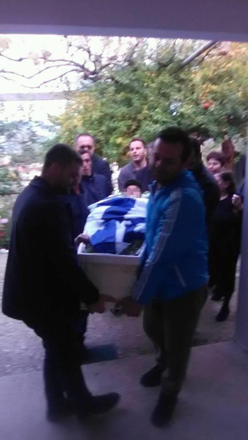 Στους Βουλιαράτες η σορός του Κωνσταντίνου Κατσίφα -Τυλιγμένη με την ελληνική σημαία [εικόνες & βίντεο] | iefimerida.gr 1