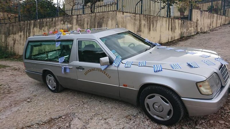 Στους Βουλιαράτες η σορός του Κωνσταντίνου Κατσίφα -Τυλιγμένη με την ελληνική σημαία [εικόνες & βίντεο] | iefimerida.gr 3