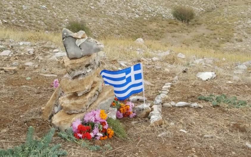 Λίγα λουλούδια και ένας πέτρινος σταυρός στο σημείο που έπεσε νεκρός ο Κωνσταντίνος Κατσίφας