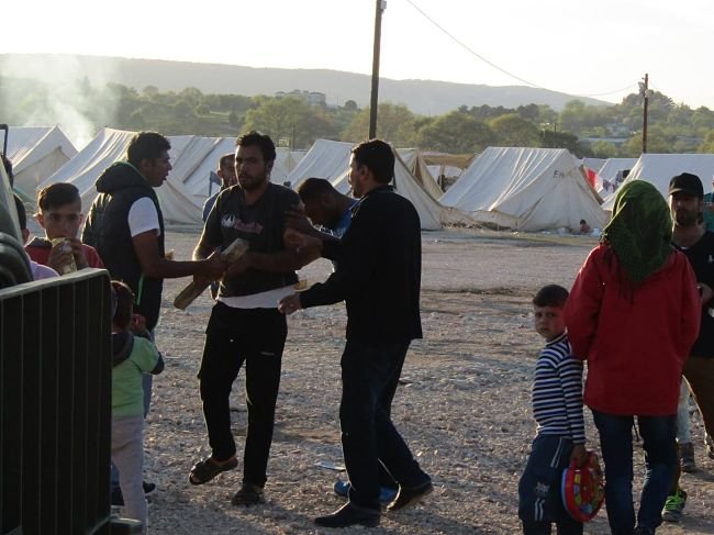 Δεν κατεβαίνουν από τα λεωφορεία οι πρόσφυγες στον Κατσικά Ιωαννίνων -Θέλουν στεγασμένο χώρο [εικόνες] | iefimerida.gr 1