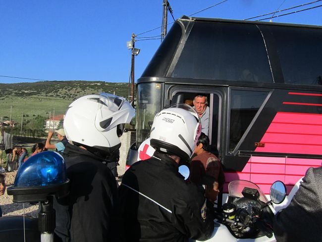 Δεν κατεβαίνουν από τα λεωφορεία οι πρόσφυγες στον Κατσικά Ιωαννίνων -Θέλουν στεγασμένο χώρο [εικόνες] | iefimerida.gr 2