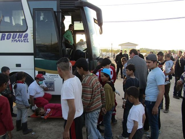 Δεν κατεβαίνουν από τα λεωφορεία οι πρόσφυγες στον Κατσικά Ιωαννίνων -Θέλουν στεγασμένο χώρο [εικόνες] | iefimerida.gr 3