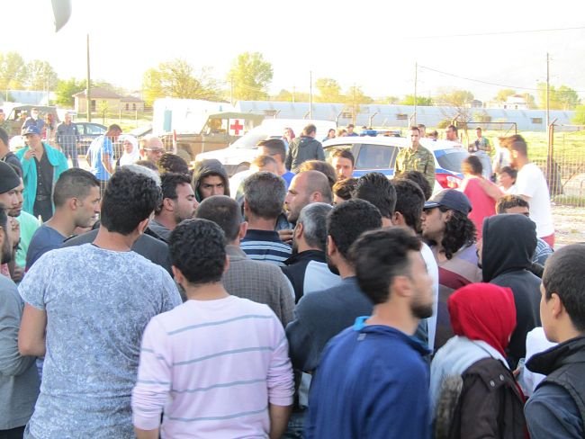 Δεν κατεβαίνουν από τα λεωφορεία οι πρόσφυγες στον Κατσικά Ιωαννίνων -Θέλουν στεγασμένο χώρο [εικόνες] | iefimerida.gr 6