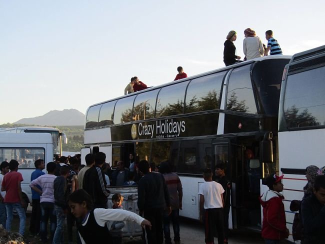 Δεν κατεβαίνουν από τα λεωφορεία οι πρόσφυγες στον Κατσικά Ιωαννίνων -Θέλουν στεγασμένο χώρο [εικόνες] | iefimerida.gr 7