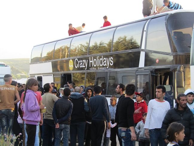 Δεν κατεβαίνουν από τα λεωφορεία οι πρόσφυγες στον Κατσικά Ιωαννίνων -Θέλουν στεγασμένο χώρο [εικόνες] | iefimerida.gr 8