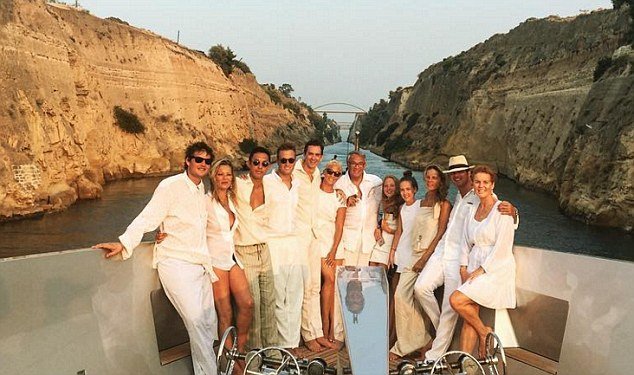 Η Κέιτ Μος κάνει διακοπές στην Ελλάδα [εικόνες] | iefimerida.gr 0