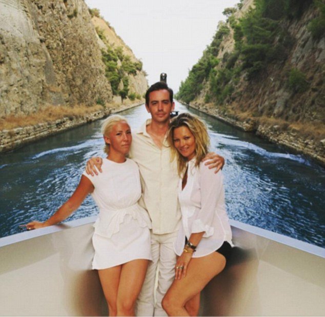 Η Κέιτ Μος κάνει διακοπές στην Ελλάδα [εικόνες] | iefimerida.gr 2