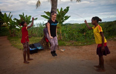 Σε πρόγραμμα της UNICEF στη Μαδαγασκάρη η Κέιτι Πέρι [εικόνες] | iefimerida.gr 1