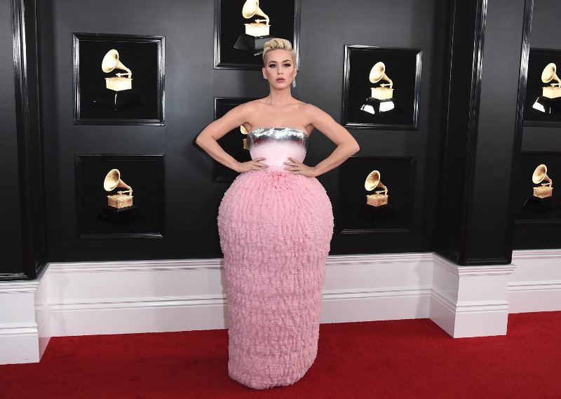 Επικό τρολάρισμα με την τουαλέτα της Κέιτι Πέρι στα Grammys -Μοιάζει με... ροζ γύρος [εικόνες] | iefimerida.gr 1