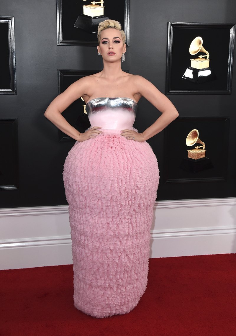 Επικό τρολάρισμα με την τουαλέτα της Κέιτι Πέρι στα Grammys -Μοιάζει με... ροζ γύρος [εικόνες] | iefimerida.gr 2