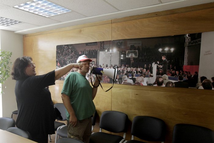 Καθηγητές και σχολικοί φύλακες συγκεντρώθηκαν στο γραφείο του Ανδρέα Λοβέρδου [εικόνες] | iefimerida.gr 1