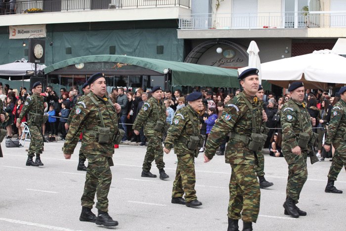 Παρελάσεις 25ης Μαρτίου: Λιποθυμίες, τραυματισμοί & εντυπωσιακές παρουσίες [εικόνες & βίντεο] | iefimerida.gr 1