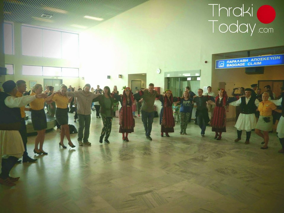 Σουηδοί τουρίστες σήκωσαν στο πόδι το Αεροδρόμιο της Καβάλας χορεύοντας συρτάκι [εικόνες] | iefimerida.gr 1