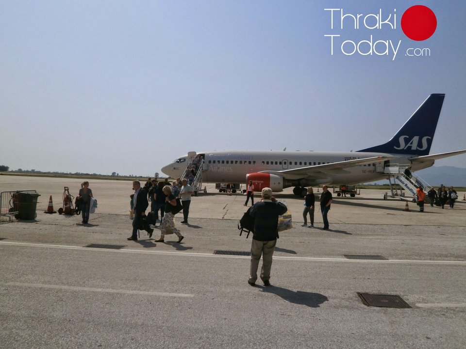 Σουηδοί τουρίστες σήκωσαν στο πόδι το Αεροδρόμιο της Καβάλας χορεύοντας συρτάκι [εικόνες] | iefimerida.gr 0