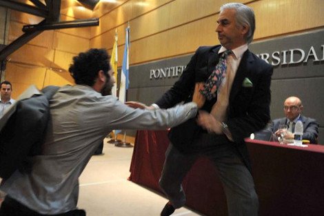 Πέταξαν αυγά στον υπουργό Οικονομικών που ευθύνεται για τη χρεοκοπία της Αργεντινής [εικόνες & βίντεο] | iefimerida.gr 0